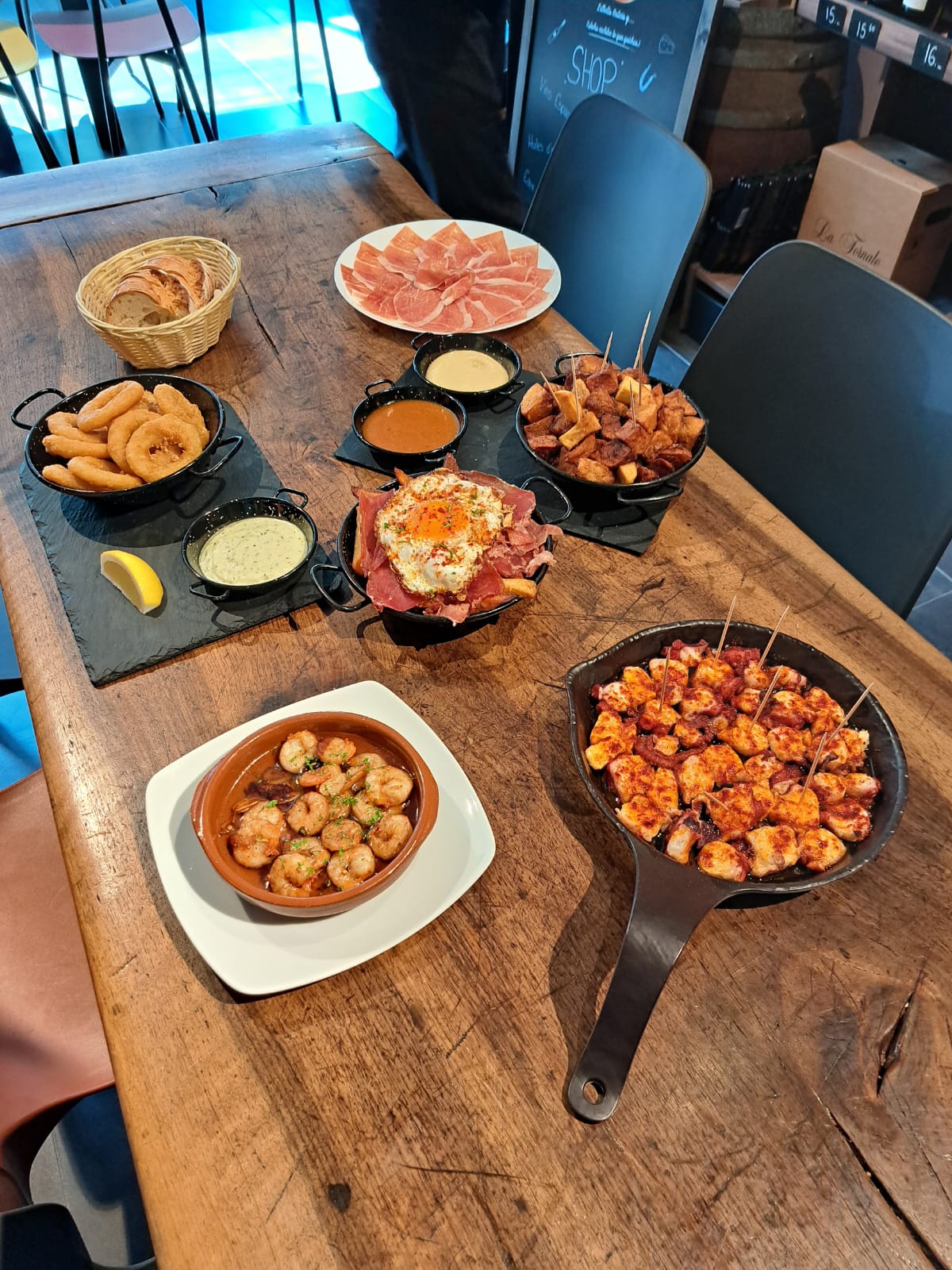 Bar à tapas et vins à Saxon, partenaire officiel du Swiss Moto Pass