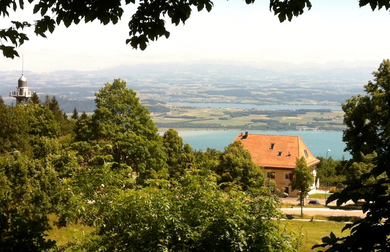 Petit hôtel avec vue sur le lac de Neuchâtel , partenaire officiel du Swiss Moto Pass